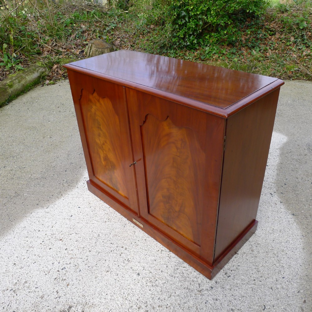 A GOOD AND HIGHLY VERSATILE HONDURAS MAHOGANY COLLECTORS CABINET CIRCA 1870. View III