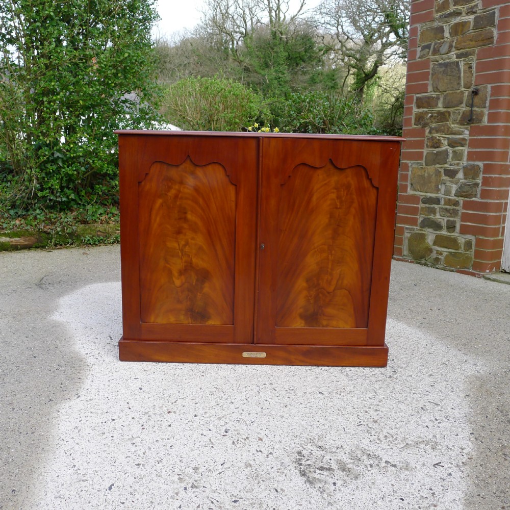 A GOOD AND HIGHLY VERSATILE HONDURAS MAHOGANY COLLECTORS CABINET CIRCA 1870. View VII