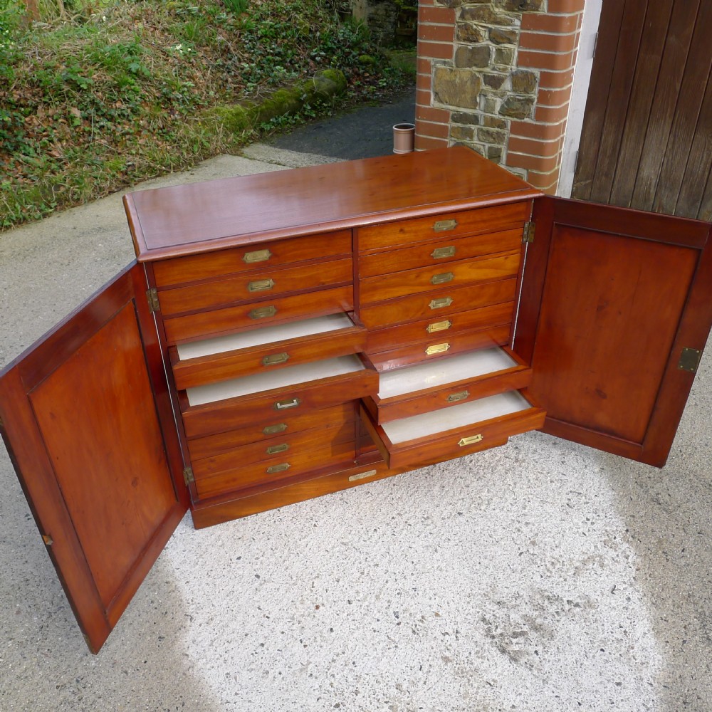 A GOOD AND HIGHLY VERSATILE HONDURAS MAHOGANY COLLECTORS CABINET CIRCA 1870. View X