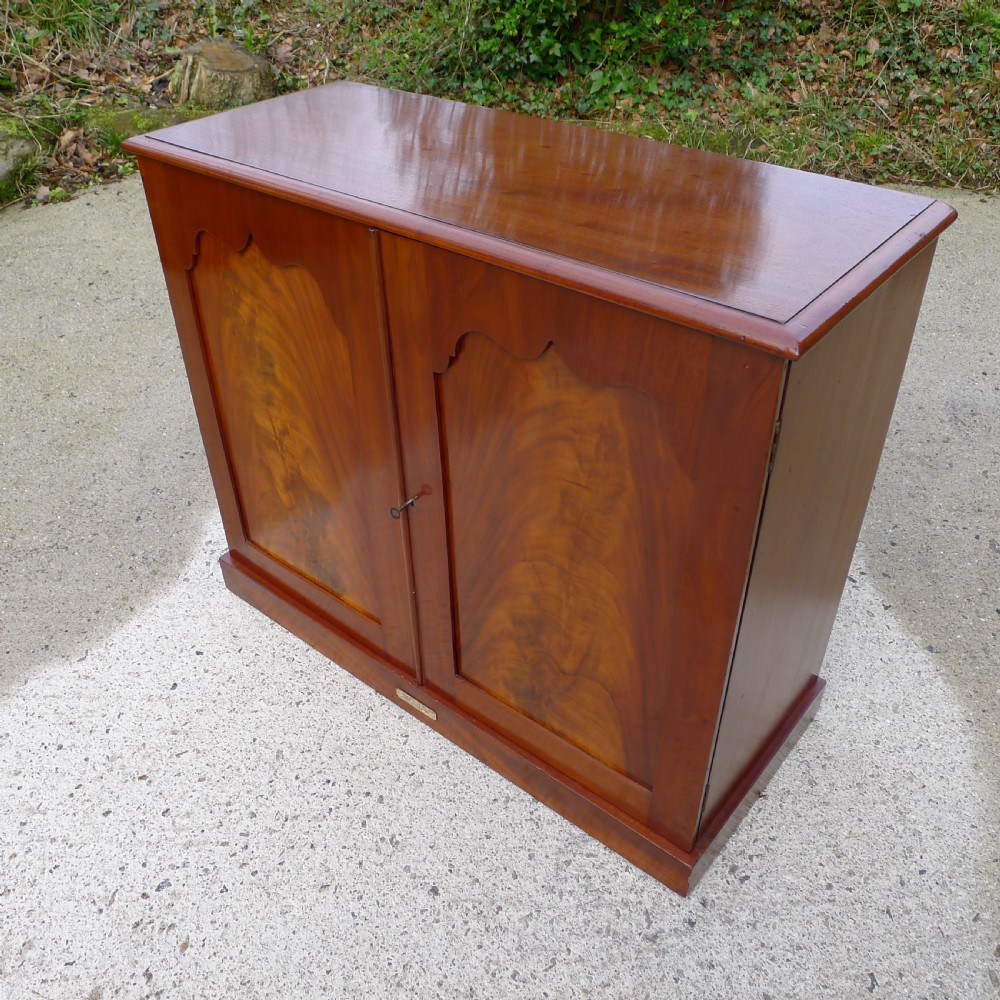 A GOOD AND HIGHLY VERSATILE HONDURAS MAHOGANY COLLECTORS CABINET CIRCA 1870. View XIII