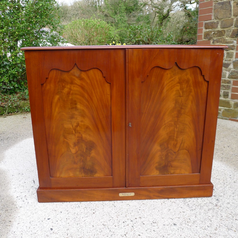 A GOOD AND HIGHLY VERSATILE HONDURAS MAHOGANY COLLECTORS CABINET CIRCA 1870. View XIV