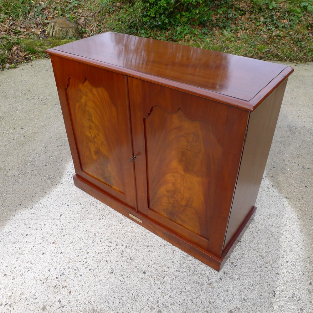 A GOOD AND HIGHLY VERSATILE HONDURAS MAHOGANY COLLECTORS CABINET CIRCA 1870. View XV