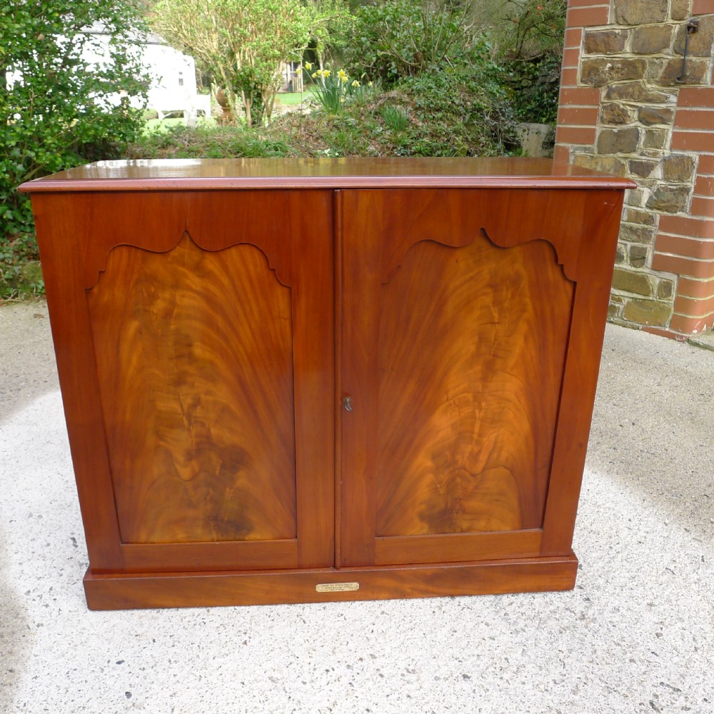 A GOOD AND HIGHLY VERSATILE HONDURAS MAHOGANY COLLECTORS CABINET CIRCA 1870. View XVI