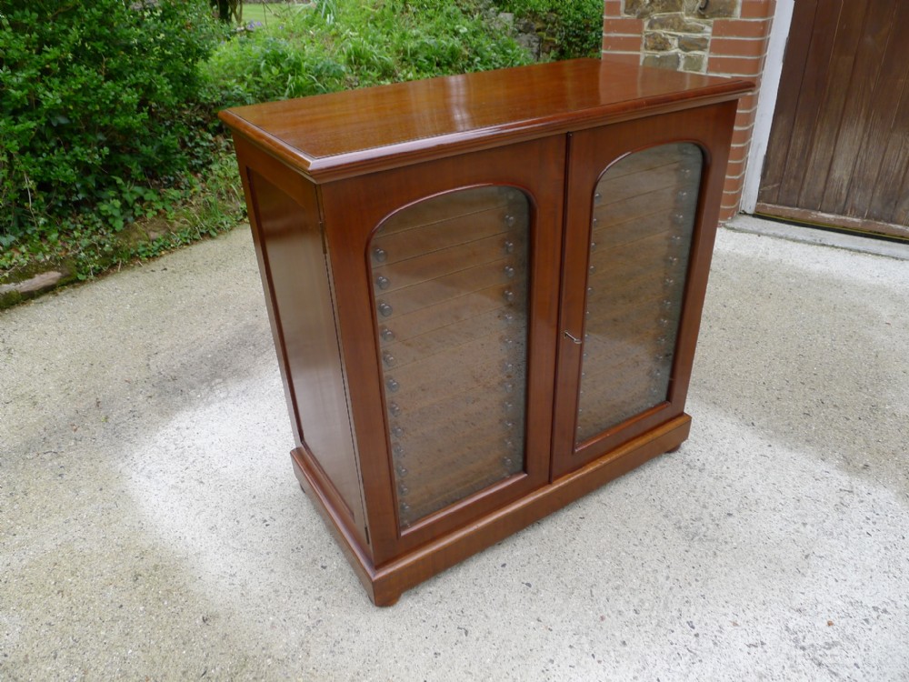 A MAGNIFICANT 30 DRAWER ENTOMOLOGICAL COLLECTORS CABINET BY CHARLES BRADY OF LONDON. CIRCA 1900.