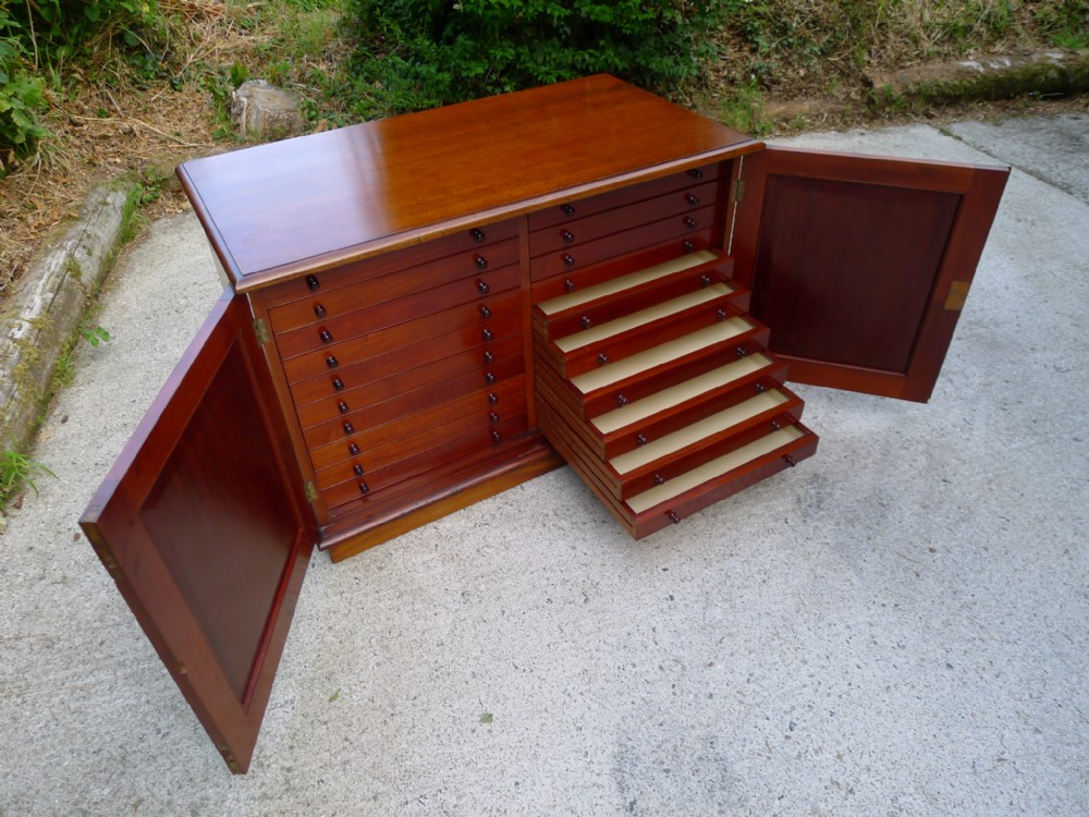 AN EXCELLENT MAHOGANY 20 DRAWER COLLECTORS CABINET. CIRCA 1900.