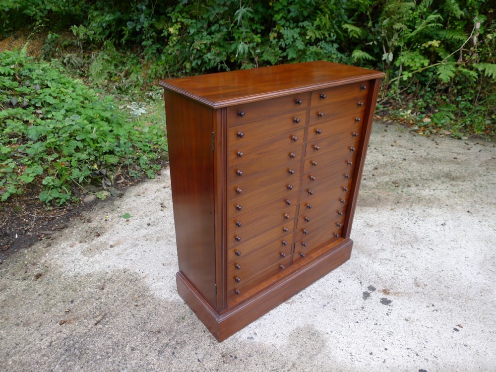 A GOOD 24 DRAWER MAHOGANY COLLECTORS CABINET, IDEAL FOR MEDALS, WATCHES, ETC. CIRCA 1900.