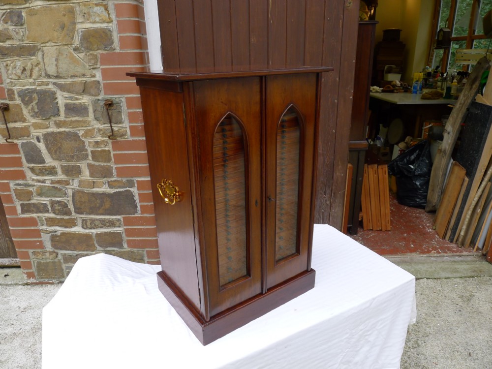 A BEAUTIFUL MAHOGANY 31 DRAWER MEDAL, COIN OR JEWELLERY COLLECTORS CABINET CIRCA1890.