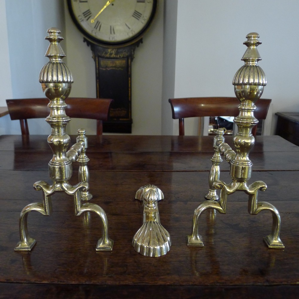A VERY FINE PAIR OF GEORGIAN BRASS FIRE DOGS ANDIRONS WITH TOOL REST. CIRCA 1820
