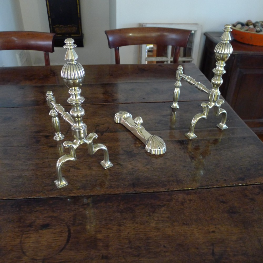 A VERY FINE PAIR OF GEORGIAN BRASS FIRE DOGS ANDIRONS WITH TOOL REST. CIRCA 1820 View II