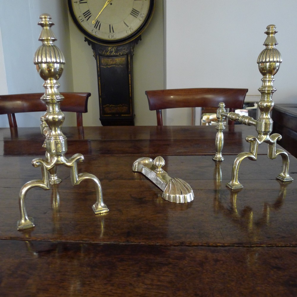 A VERY FINE PAIR OF GEORGIAN BRASS FIRE DOGS ANDIRONS WITH TOOL REST. CIRCA 1820 View III