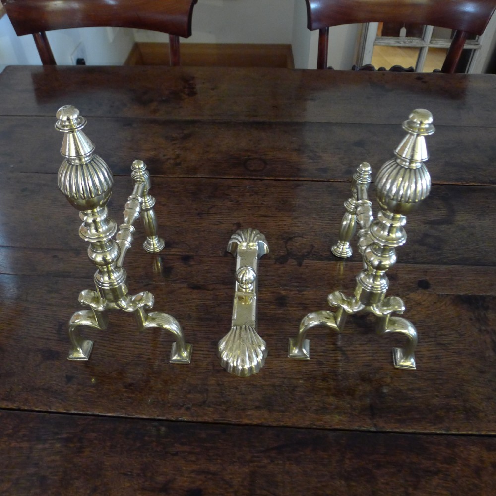 A VERY FINE PAIR OF GEORGIAN BRASS FIRE DOGS ANDIRONS WITH TOOL REST. CIRCA 1820 View IV