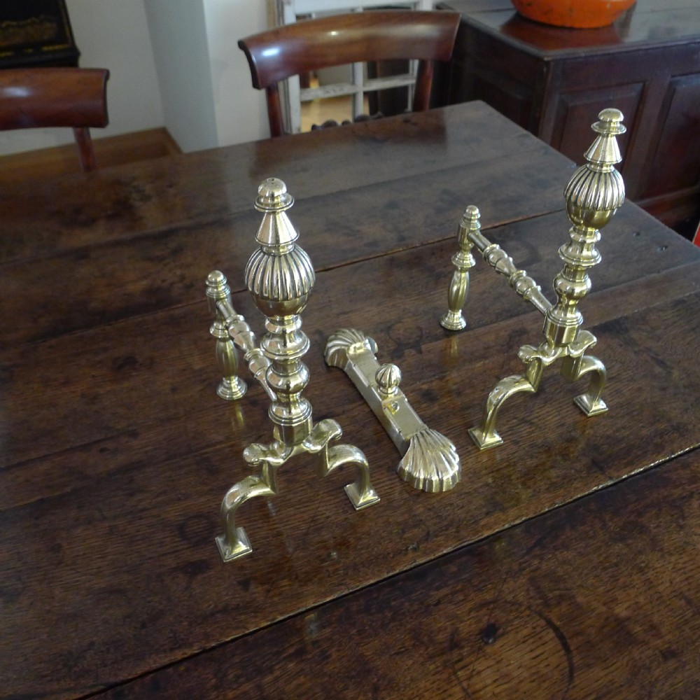 A VERY FINE PAIR OF GEORGIAN BRASS FIRE DOGS ANDIRONS WITH TOOL REST. CIRCA 1820 View V