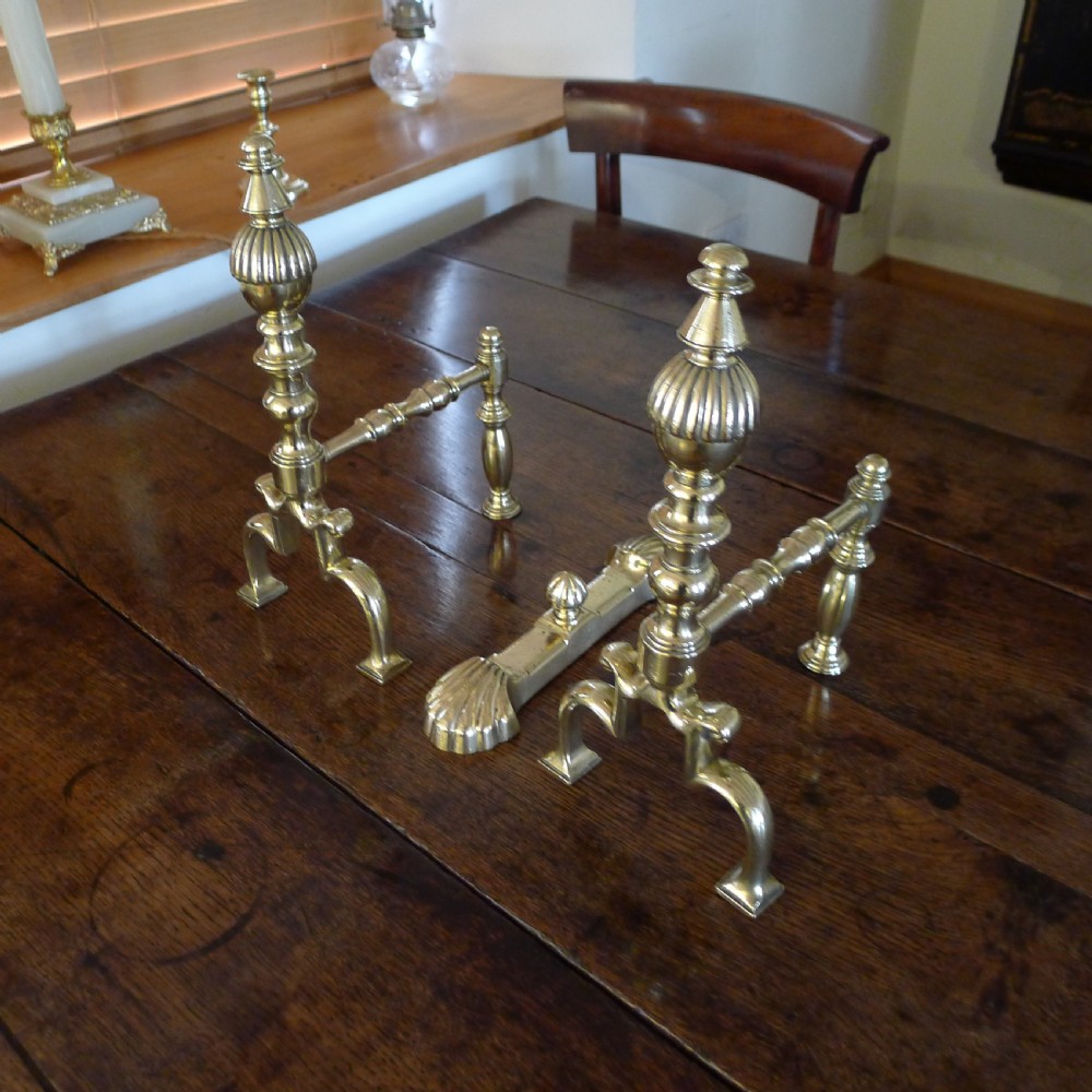 A VERY FINE PAIR OF GEORGIAN BRASS FIRE DOGS ANDIRONS WITH TOOL REST. CIRCA 1820 View VI