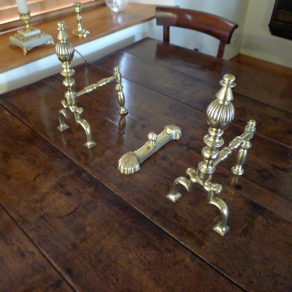 A VERY FINE PAIR OF GEORGIAN BRASS FIRE DOGS ANDIRONS WITH TOOL REST. CIRCA 1820 View VII