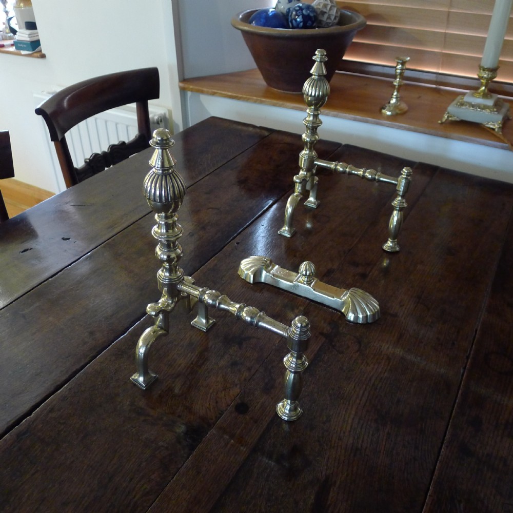 A VERY FINE PAIR OF GEORGIAN BRASS FIRE DOGS ANDIRONS WITH TOOL REST. CIRCA 1820 View VIII