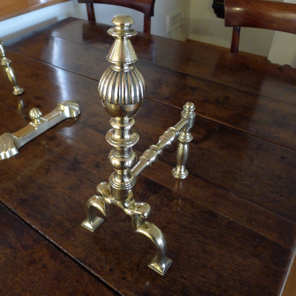 A VERY FINE PAIR OF GEORGIAN BRASS FIRE DOGS ANDIRONS WITH TOOL REST. CIRCA 1820 View IX