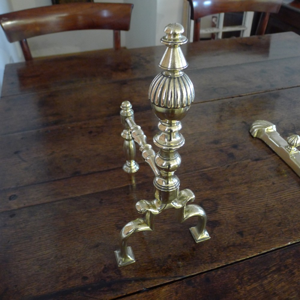 A VERY FINE PAIR OF GEORGIAN BRASS FIRE DOGS ANDIRONS WITH TOOL REST. CIRCA 1820 View X