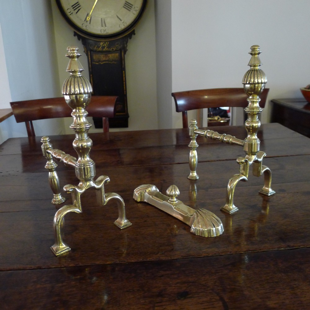 A VERY FINE PAIR OF GEORGIAN BRASS FIRE DOGS ANDIRONS WITH TOOL REST. CIRCA 1820 View XII