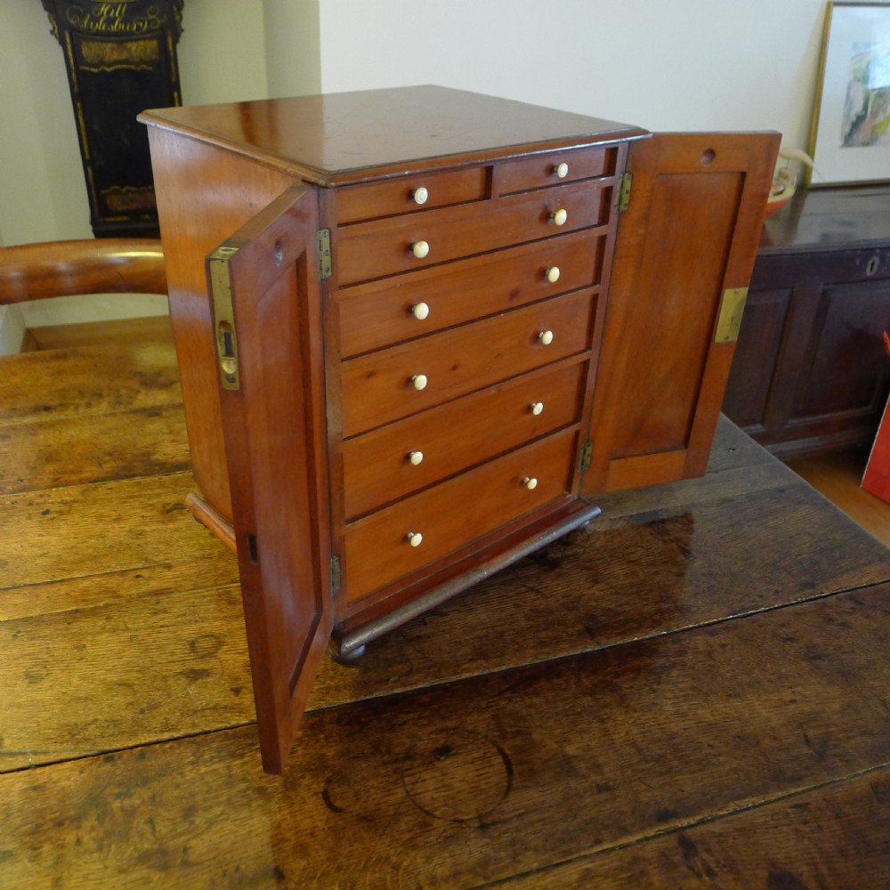 A SUPERB 7 DRAWER VICTORIAN COLLECTORS CABINET SUITED TO JEWELLERY, WATCH AND FAMILY ARCHIVE COLLECTION. CIRCA 1890.