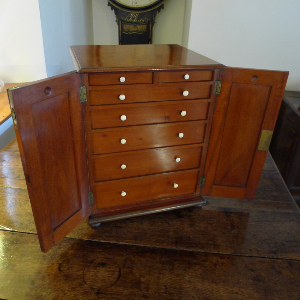 A SUPERB 7 DRAWER VICTORIAN COLLECTORS CABINET SUITED TO JEWELLERY, WATCH AND FAMILY ARCHIVE COLLECTION. CIRCA 1890. View III