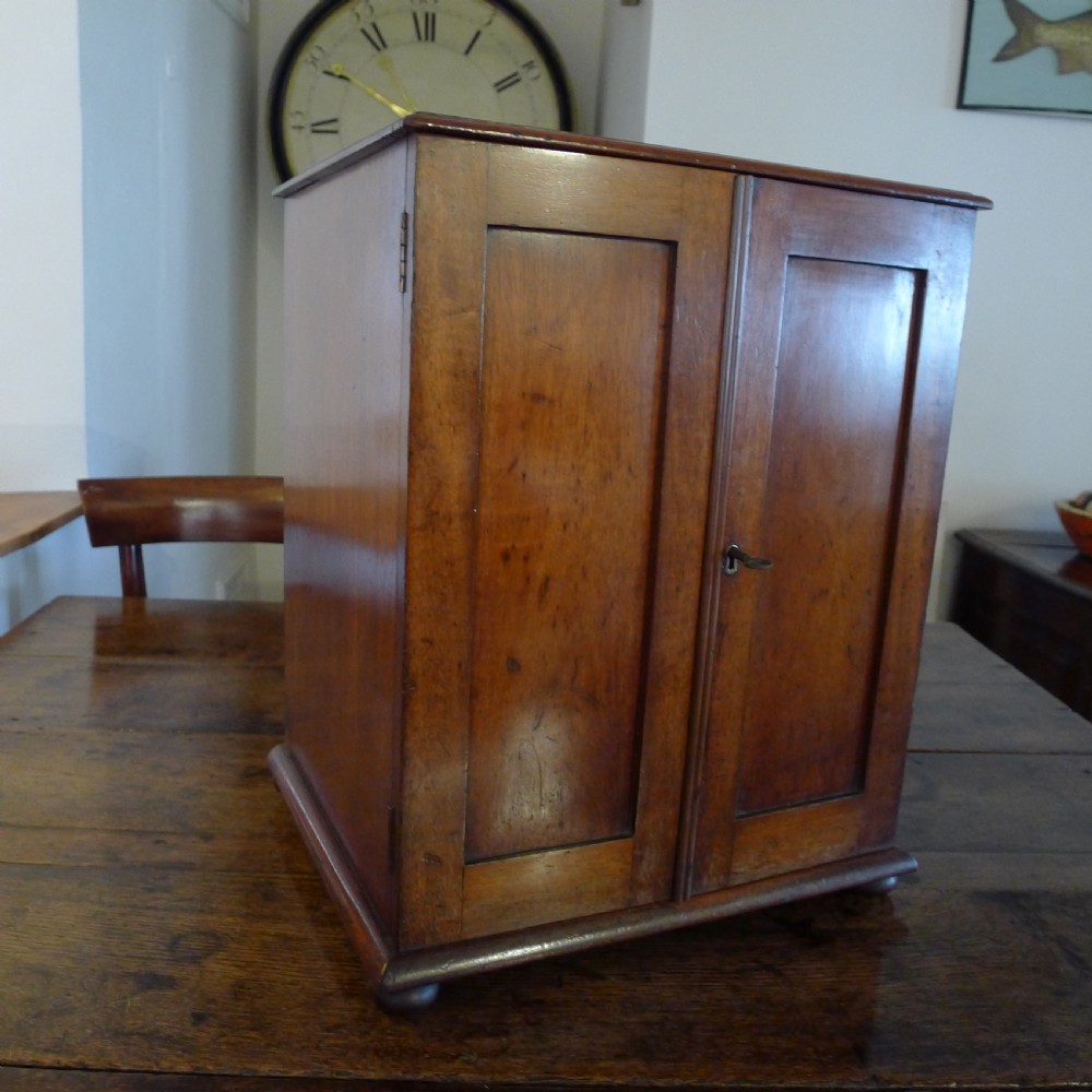 A SUPERB 7 DRAWER VICTORIAN COLLECTORS CABINET SUITED TO JEWELLERY, WATCH AND FAMILY ARCHIVE COLLECTION. CIRCA 1890. View IV