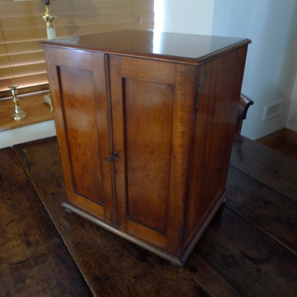 A SUPERB 7 DRAWER VICTORIAN COLLECTORS CABINET SUITED TO JEWELLERY, WATCH AND FAMILY ARCHIVE COLLECTION. CIRCA 1890. View V