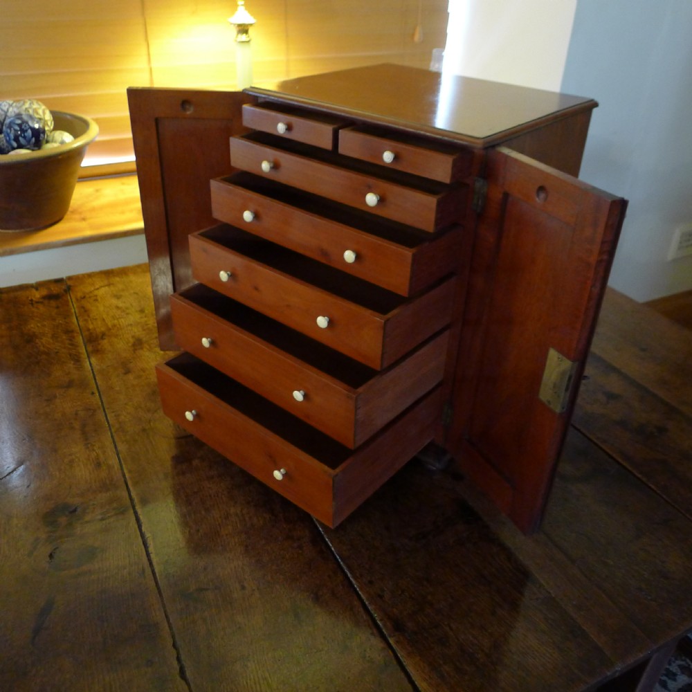 A SUPERB 7 DRAWER VICTORIAN COLLECTORS CABINET SUITED TO JEWELLERY, WATCH AND FAMILY ARCHIVE COLLECTION. CIRCA 1890. View VI