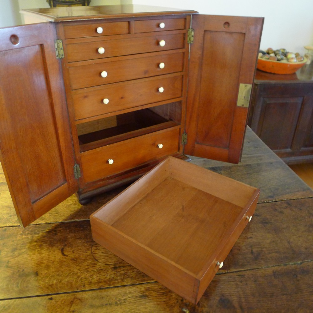 A SUPERB 7 DRAWER VICTORIAN COLLECTORS CABINET SUITED TO JEWELLERY, WATCH AND FAMILY ARCHIVE COLLECTION. CIRCA 1890. View X