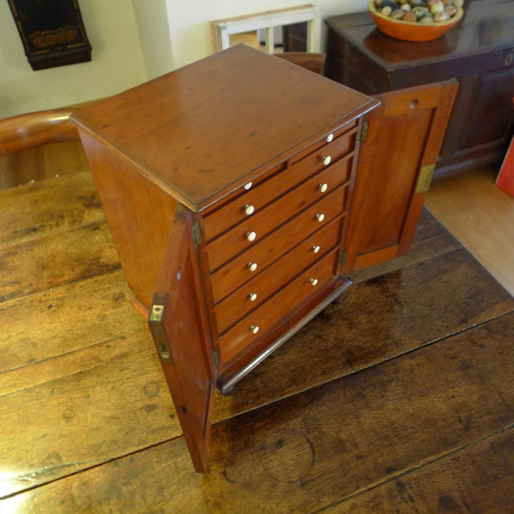 A SUPERB 7 DRAWER VICTORIAN COLLECTORS CABINET SUITED TO JEWELLERY, WATCH AND FAMILY ARCHIVE COLLECTION. CIRCA 1890. View XIII