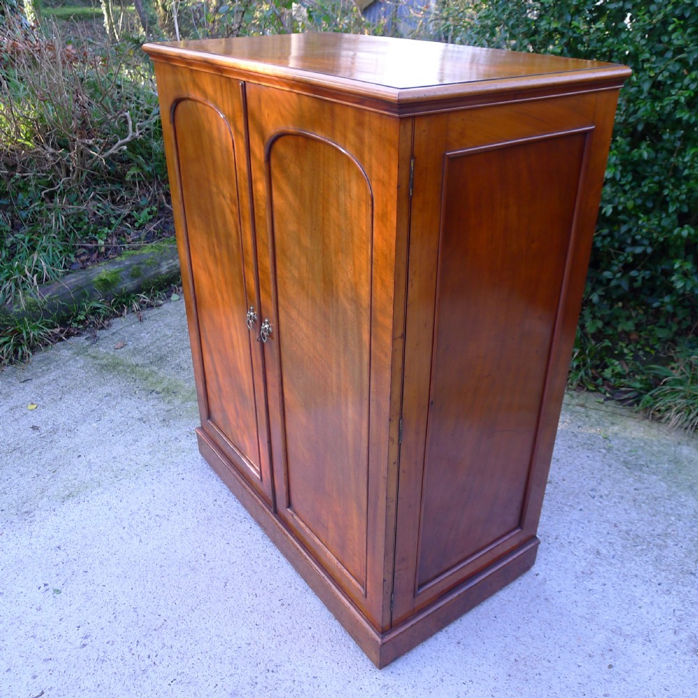 A VERY FINE BRADY 40 DRAWER SOLID MAHOGANY COLLECTORS CABINET CIRCA 1890 View III