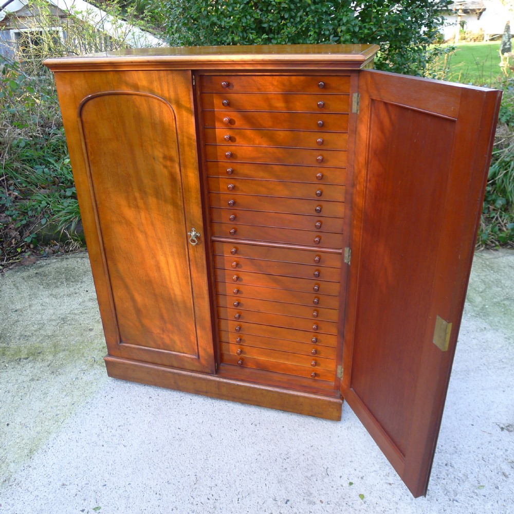 A VERY FINE BRADY 40 DRAWER SOLID MAHOGANY COLLECTORS CABINET CIRCA 1890 View VIII