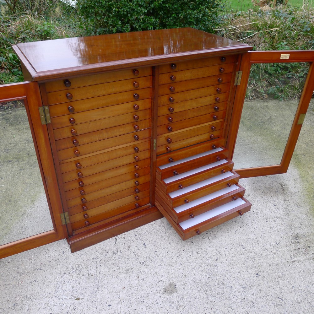 A 30 DRAWER SOLID MAHOGANY DE-LUXE COLLECTORS CABINET BY J.T.CROCKETT. CIRCA  1890. View II