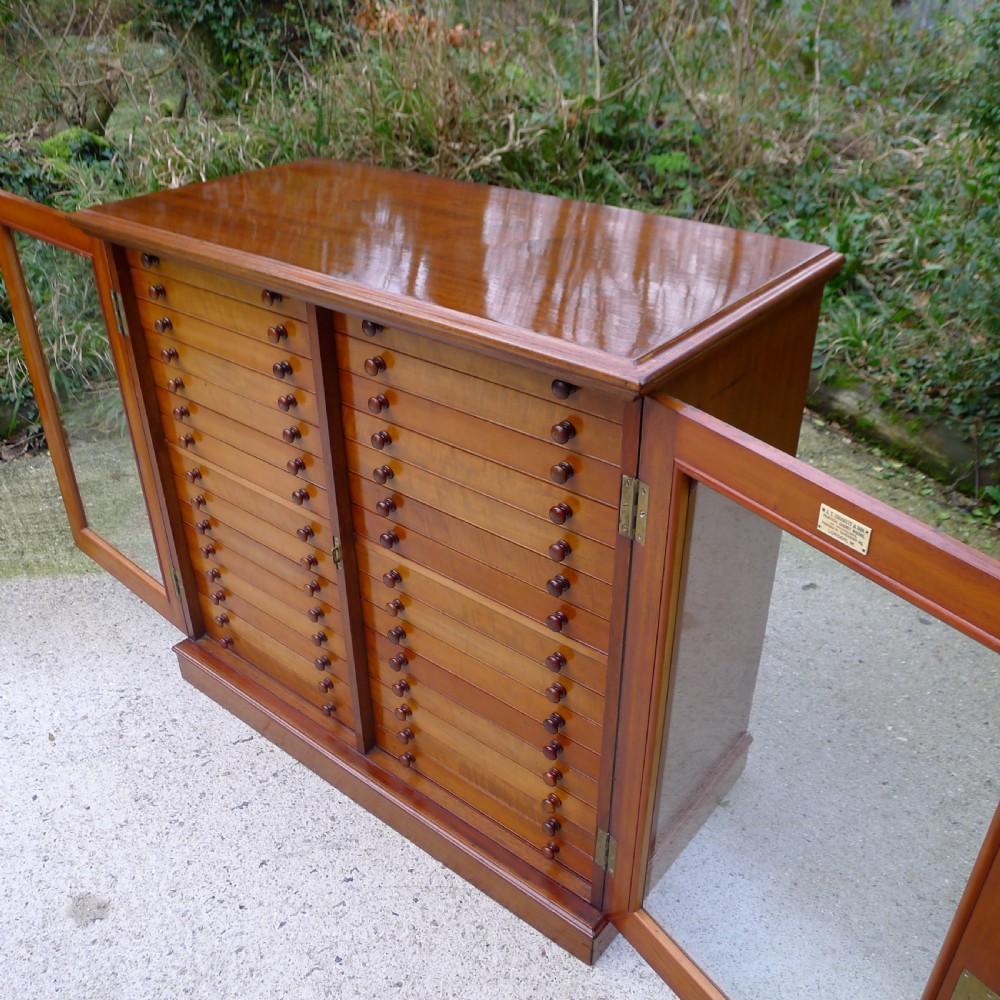 A 30 DRAWER SOLID MAHOGANY DE-LUXE COLLECTORS CABINET BY J.T.CROCKETT. CIRCA  1890. View IV