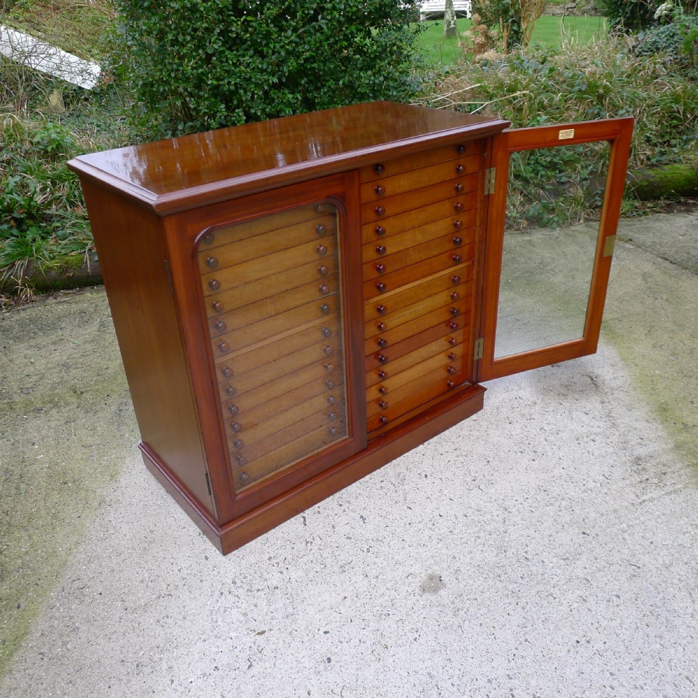 A 30 DRAWER SOLID MAHOGANY DE-LUXE COLLECTORS CABINET BY J.T.CROCKETT. CIRCA  1890. View IX