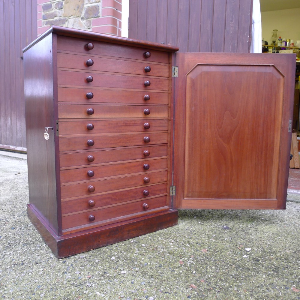 A FINE SOLID MAHOGANY 12 DRAWER COLLECTORS CABINET CIRCA 1830. 