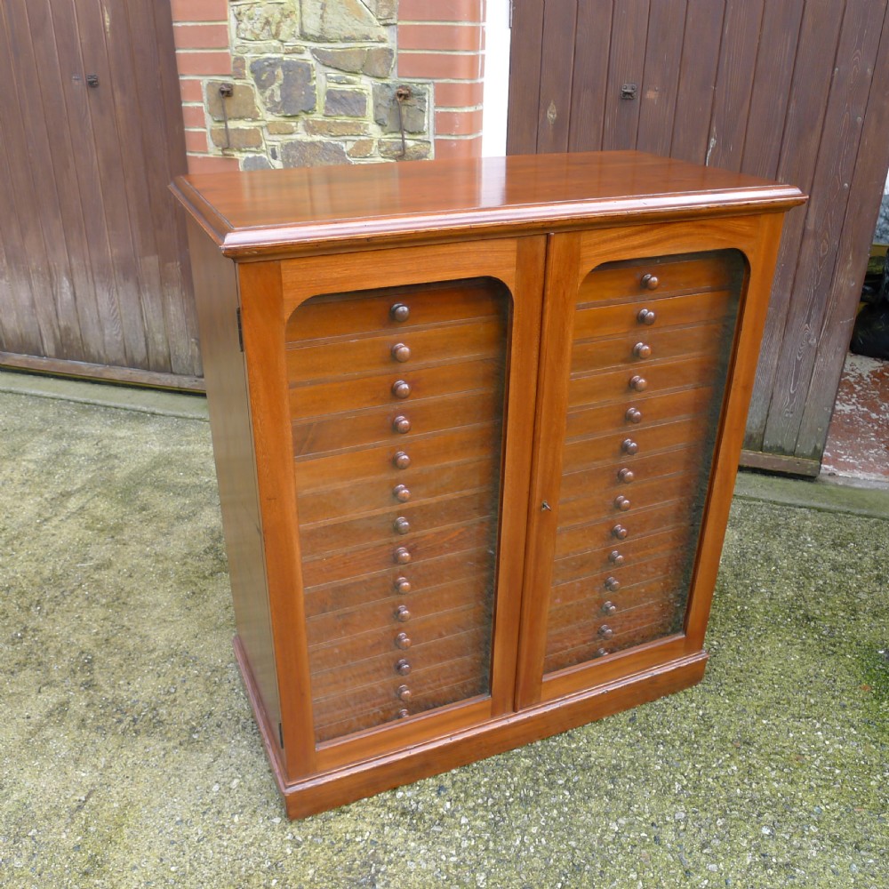 A GOOD 30 DRAWER WATKINS & DONCASTER COLLECTORS SPECIMEN CABINET IN SATIN WALNUT AND MAHOGANY. CIRCA 1900