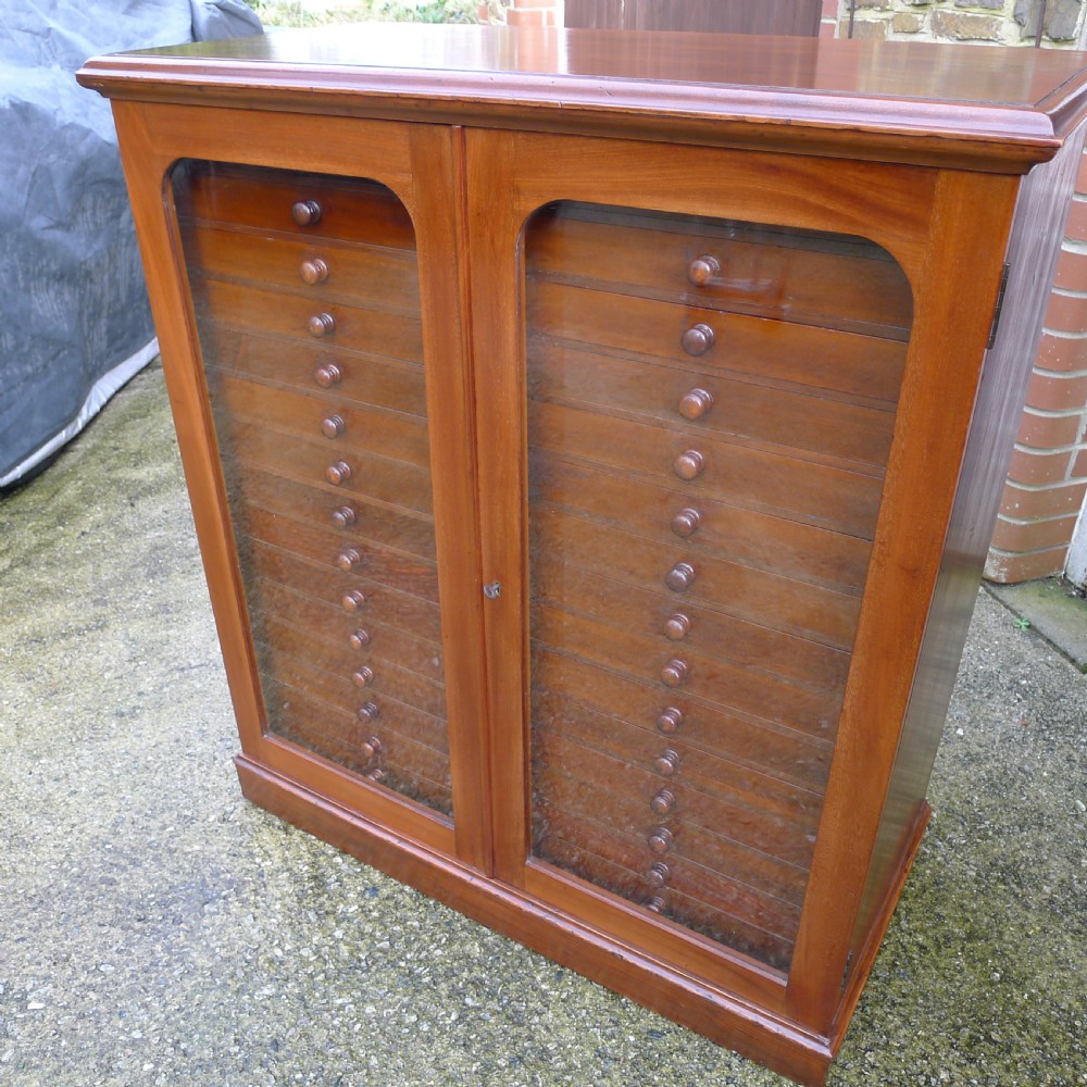 A GOOD 30 DRAWER WATKINS & DONCASTER COLLECTORS SPECIMEN CABINET IN SATIN WALNUT AND MAHOGANY. CIRCA 1900 View V