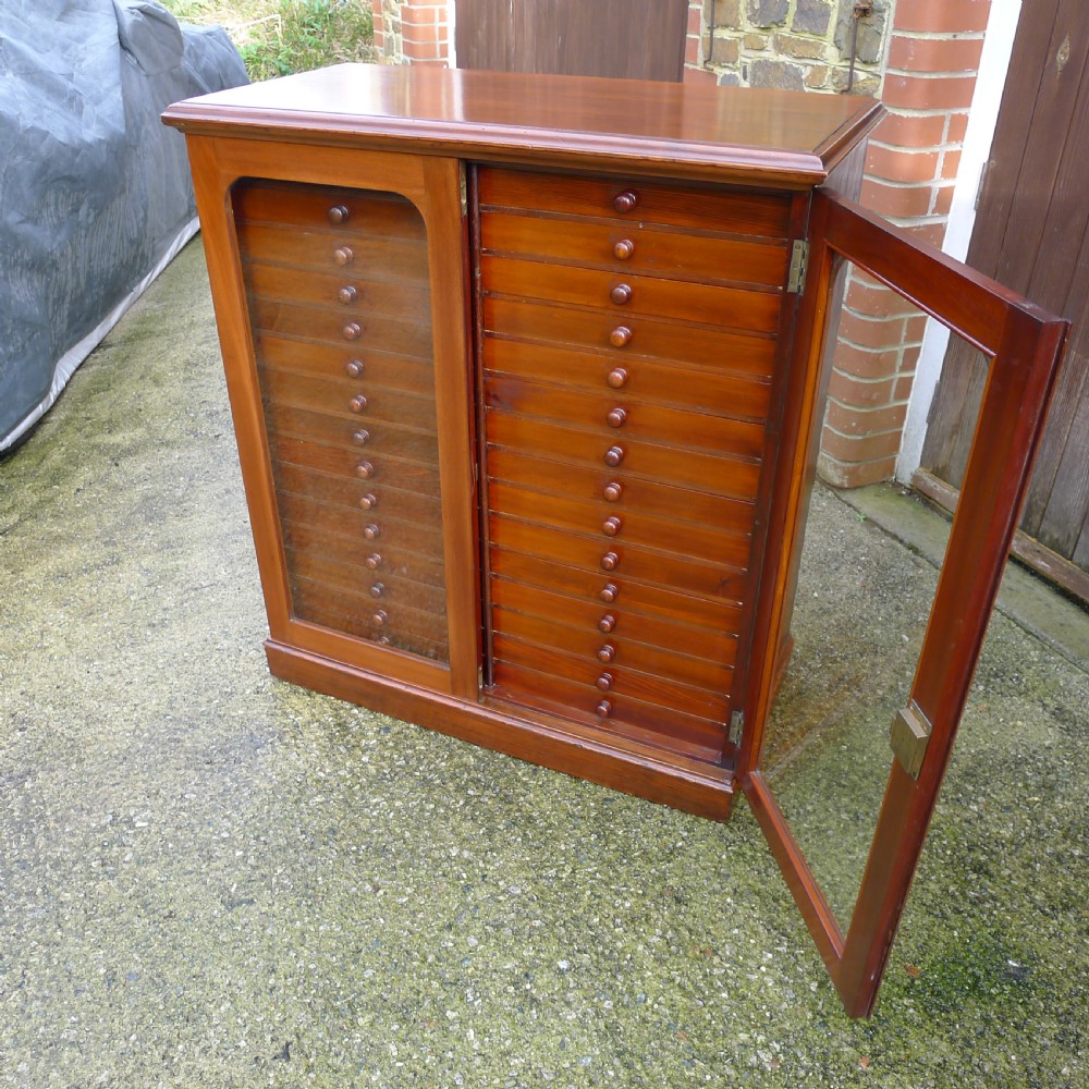 A GOOD 30 DRAWER WATKINS & DONCASTER COLLECTORS SPECIMEN CABINET IN SATIN WALNUT AND MAHOGANY. CIRCA 1900 View VI