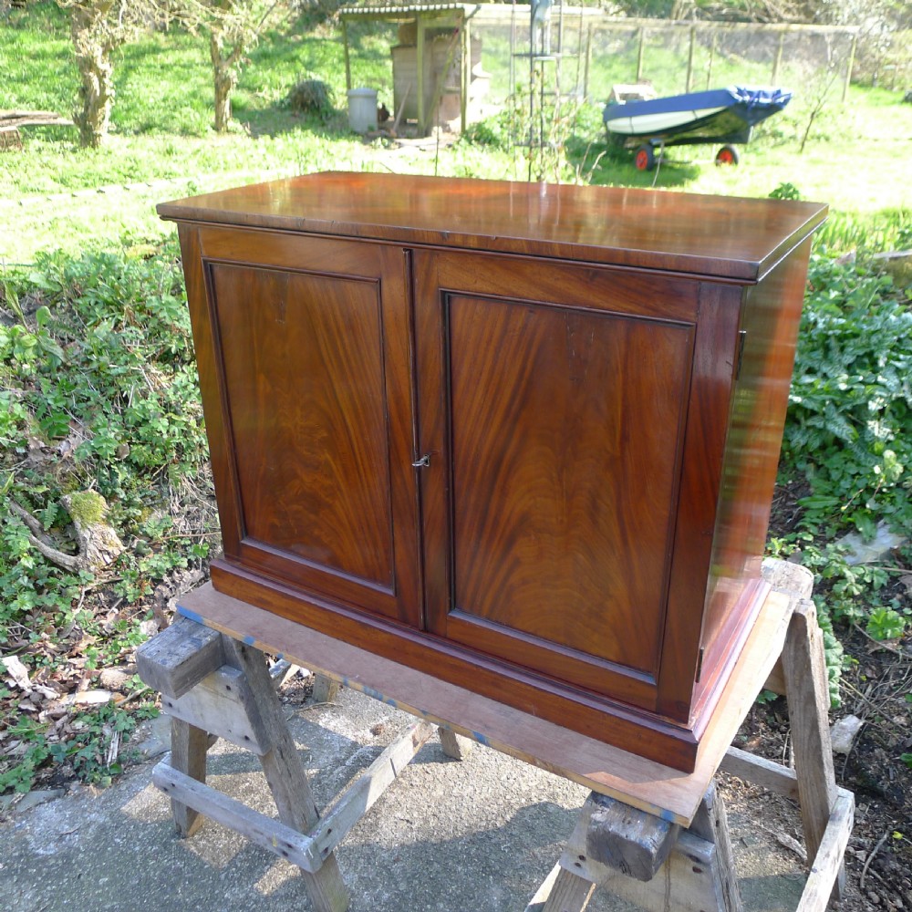 A BEAUTIFUL 16 DRAWER COLLECTORS CABINET IN HONDURAS MAHOGANY. CIRCA 1850. 