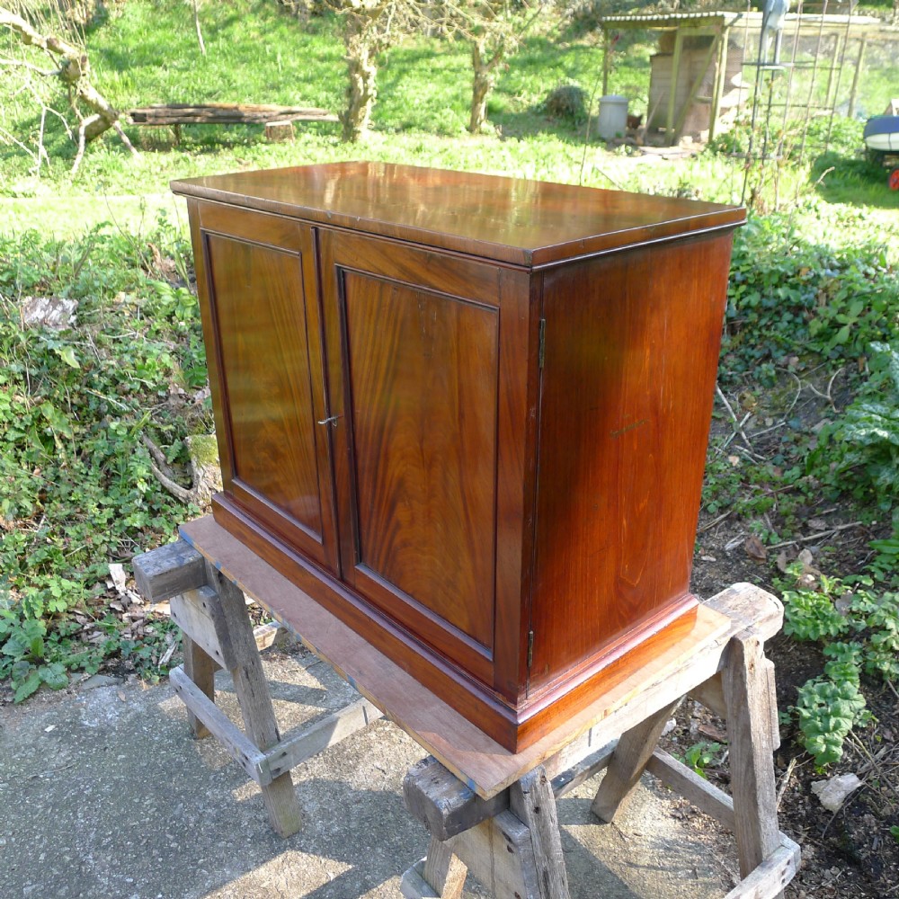 A BEAUTIFUL 16 DRAWER COLLECTORS CABINET IN HONDURAS MAHOGANY. CIRCA 1850.  View II