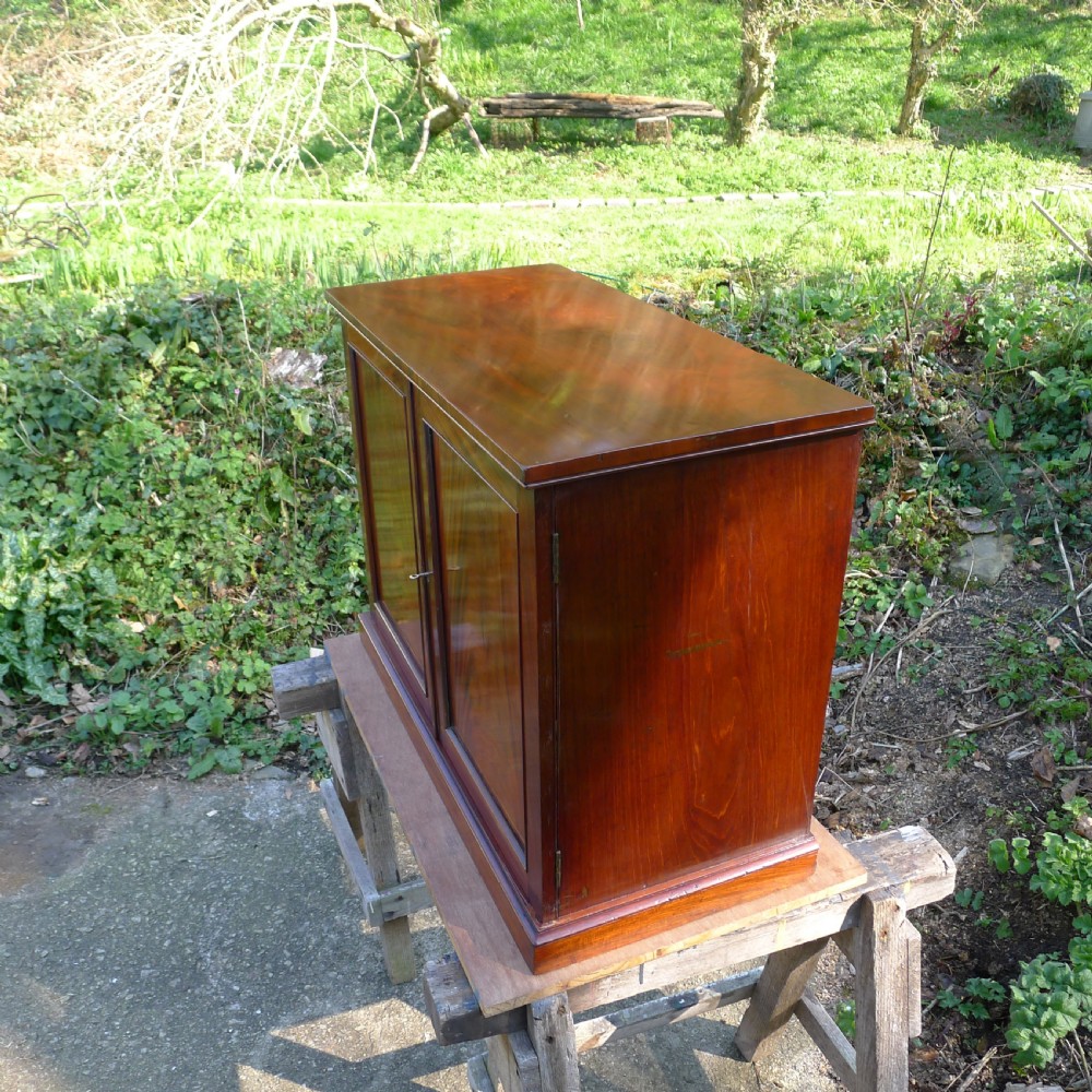 A BEAUTIFUL 16 DRAWER COLLECTORS CABINET IN HONDURAS MAHOGANY. CIRCA 1850.  View III