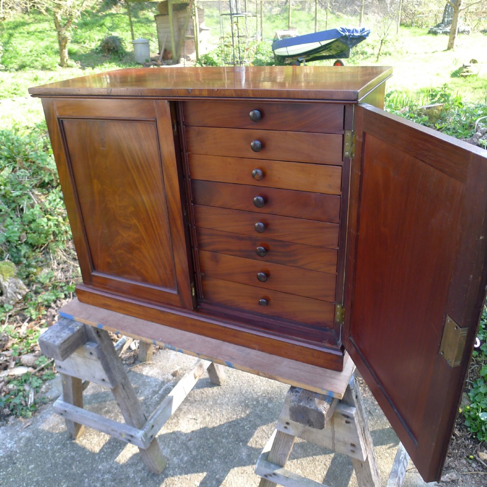 A BEAUTIFUL 16 DRAWER COLLECTORS CABINET IN HONDURAS MAHOGANY. CIRCA 1850.  View IV