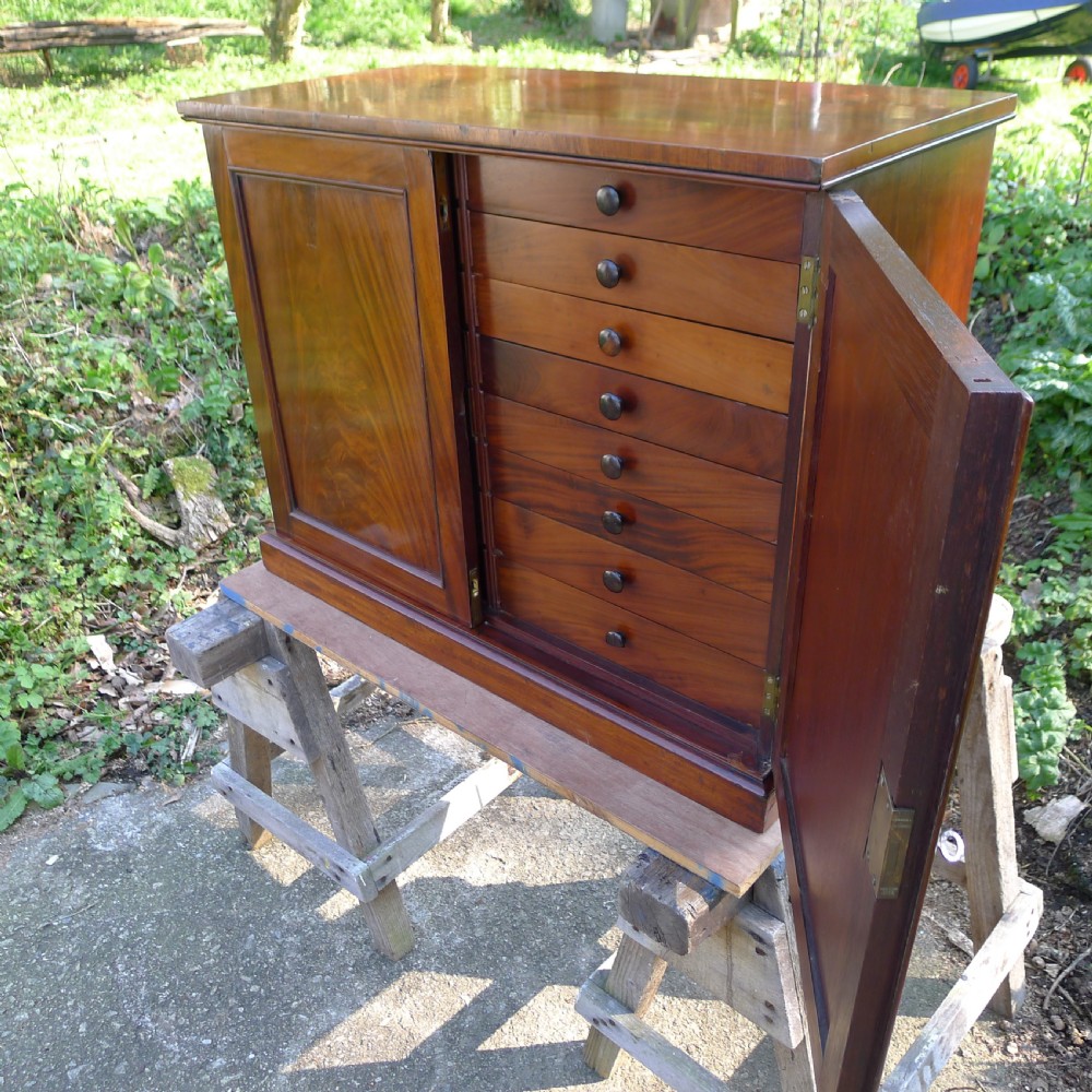 A BEAUTIFUL 16 DRAWER COLLECTORS CABINET IN HONDURAS MAHOGANY. CIRCA 1850.  View V