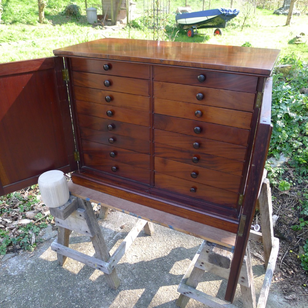 A BEAUTIFUL 16 DRAWER COLLECTORS CABINET IN HONDURAS MAHOGANY. CIRCA 1850.  View VII