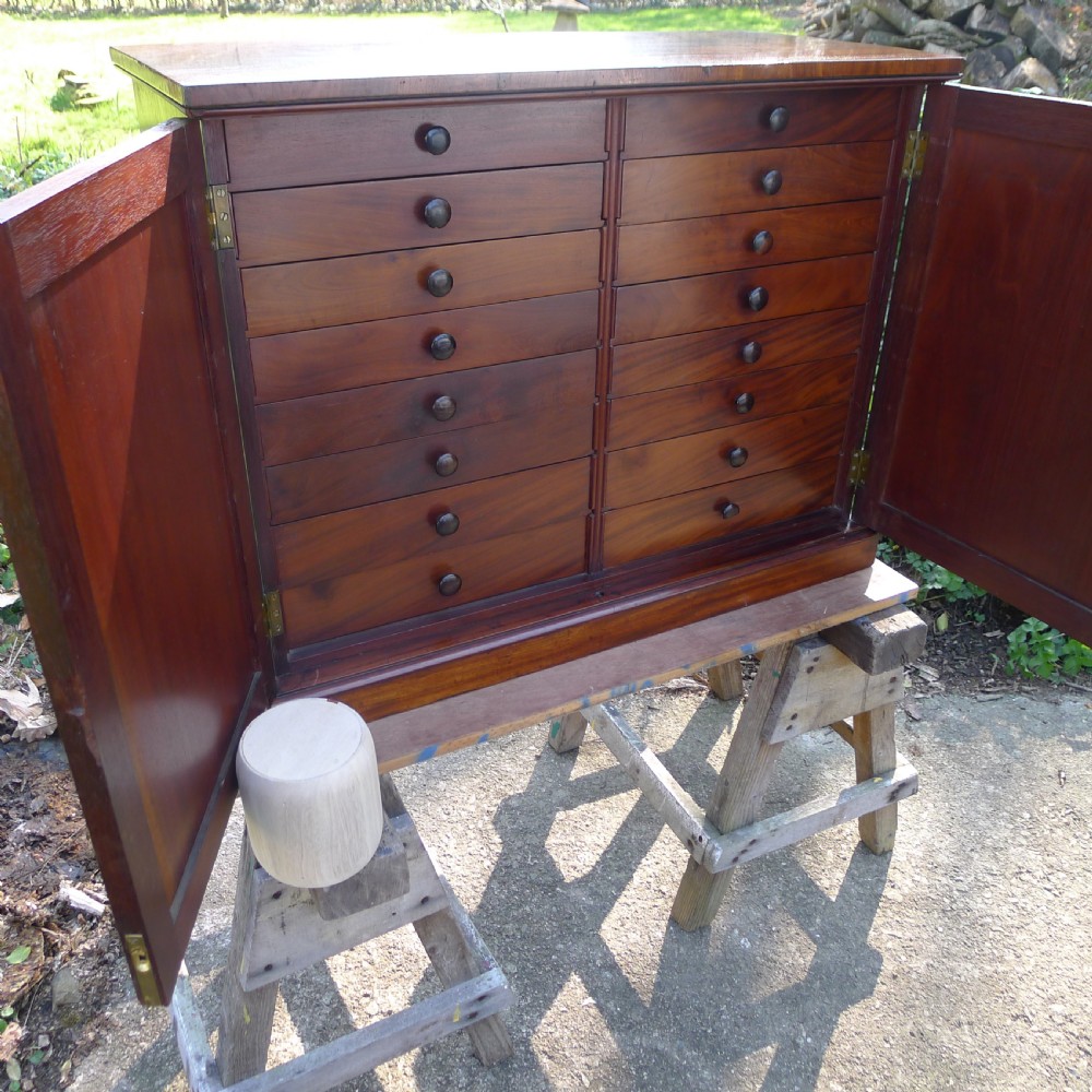 A BEAUTIFUL 16 DRAWER COLLECTORS CABINET IN HONDURAS MAHOGANY. CIRCA 1850.  View VIII