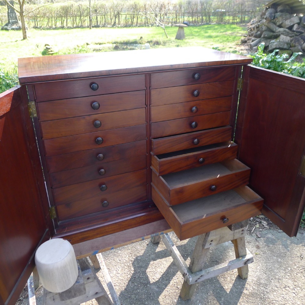 A BEAUTIFUL 16 DRAWER COLLECTORS CABINET IN HONDURAS MAHOGANY. CIRCA 1850.  View IX