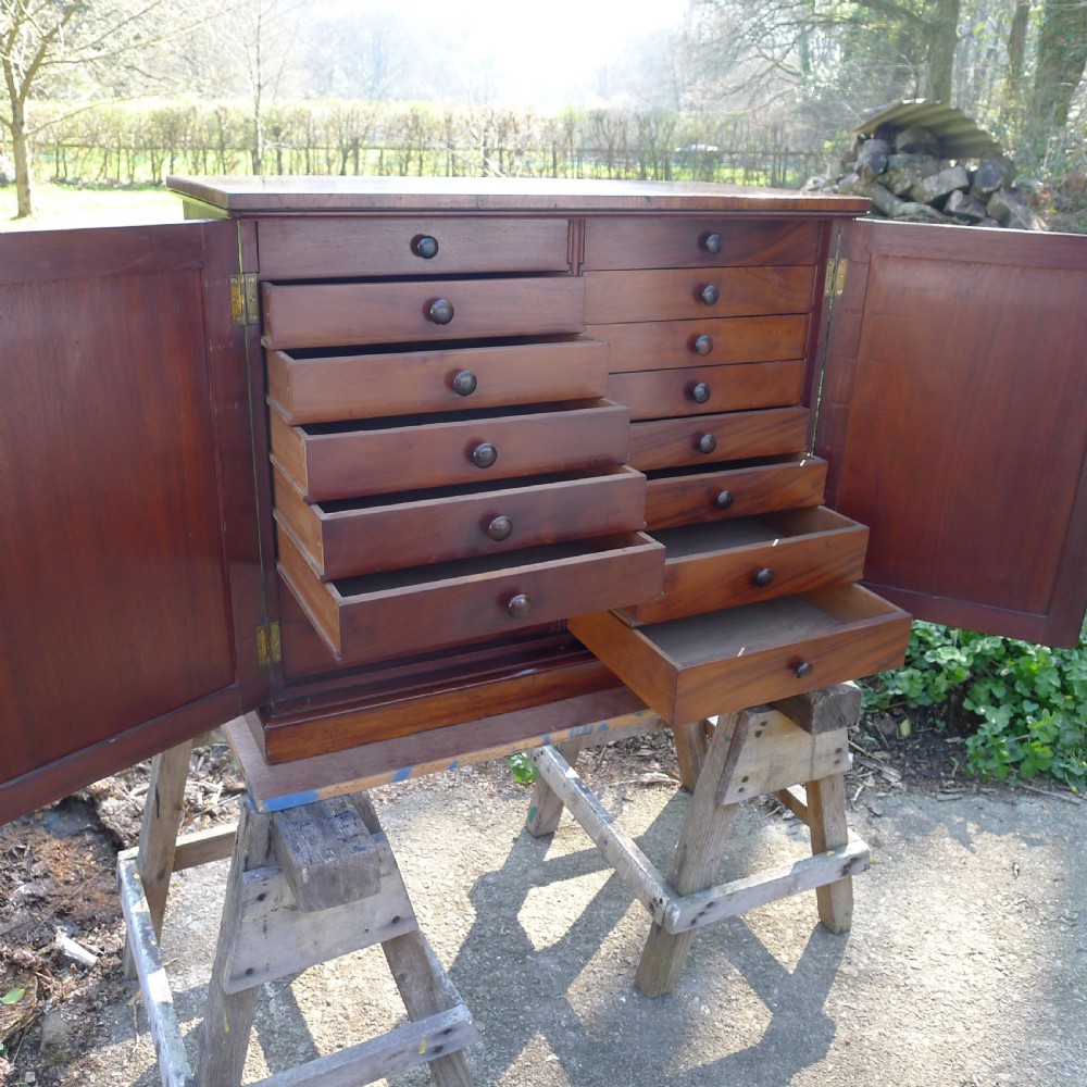 A BEAUTIFUL 16 DRAWER COLLECTORS CABINET IN HONDURAS MAHOGANY. CIRCA 1850.  View XI