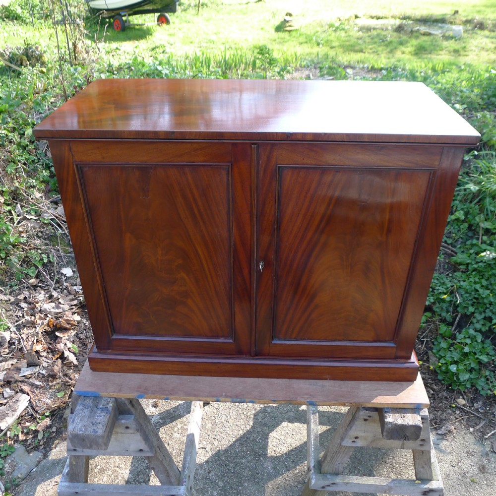 A BEAUTIFUL 16 DRAWER COLLECTORS CABINET IN HONDURAS MAHOGANY. CIRCA 1850.  View XII