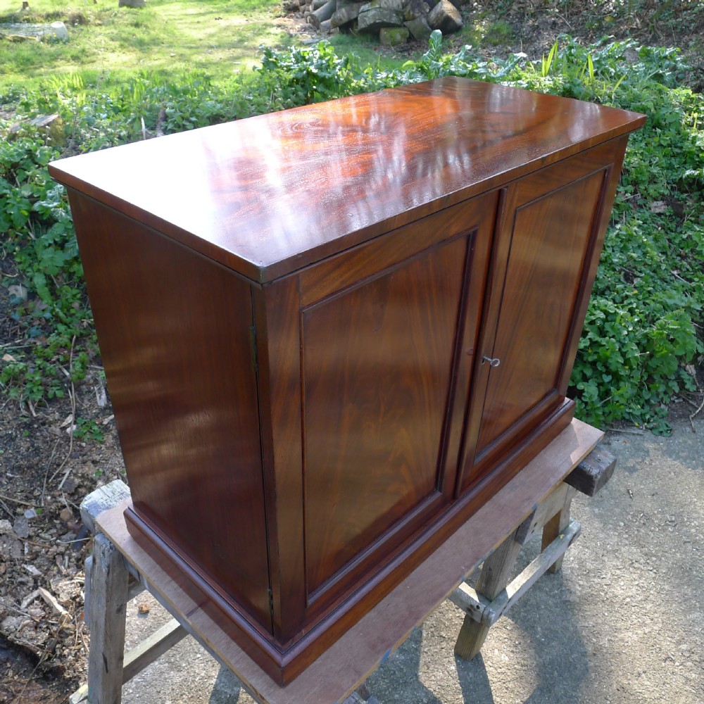 A BEAUTIFUL 16 DRAWER COLLECTORS CABINET IN HONDURAS MAHOGANY. CIRCA 1850.  View XIII