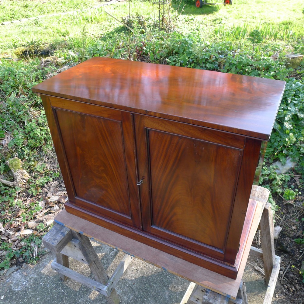 A BEAUTIFUL 16 DRAWER COLLECTORS CABINET IN HONDURAS MAHOGANY. CIRCA 1850.  View XIV